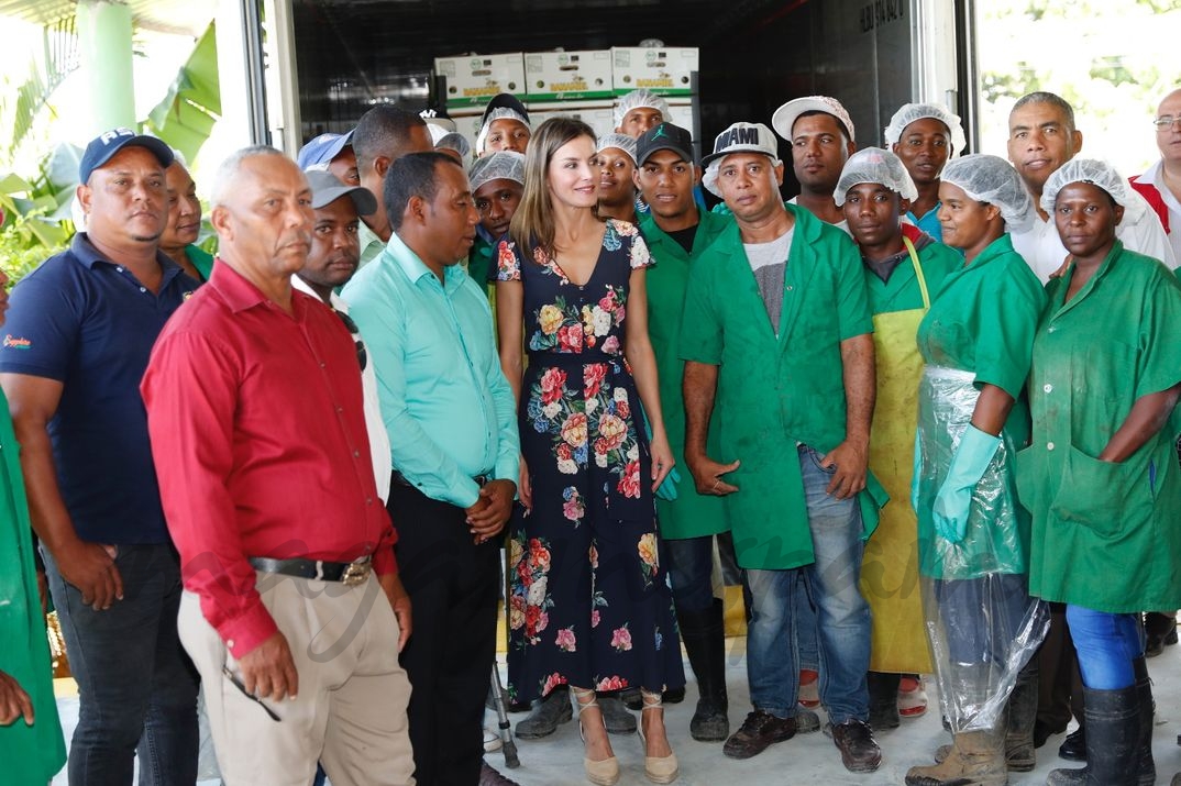 La Reina con trabajadores de la cooperativa de bananos orgánicos © Casa S.M. El Rey