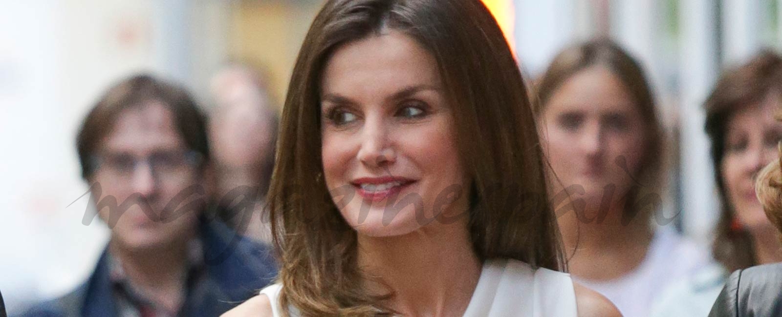 La reina Letizia estrena un look total white muy original