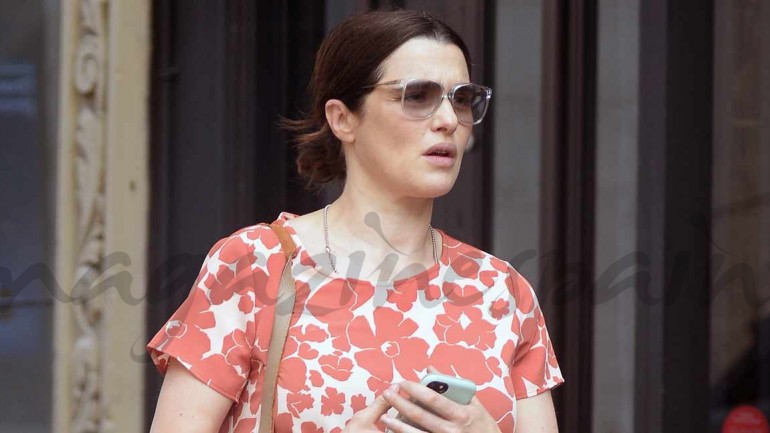 Rachel Weisz pasea su embarazo con un look muy primaveral