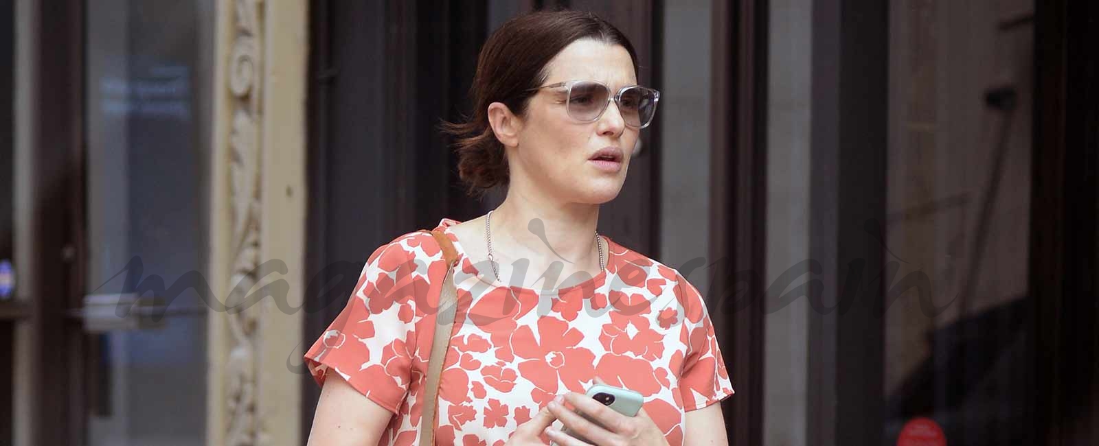 Rachel Weisz pasea su embarazo con un look muy primaveral