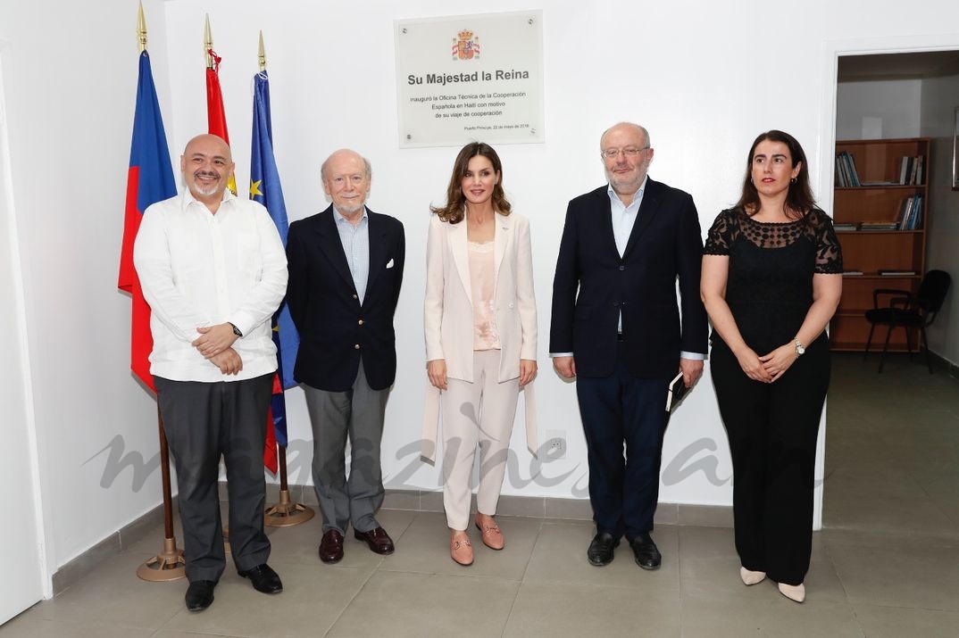 La Reina ante la una Placa Conmemorativa de su visita a la Oficiana Técnica de Cooperación de la AECID © Casa S.M. El Rey