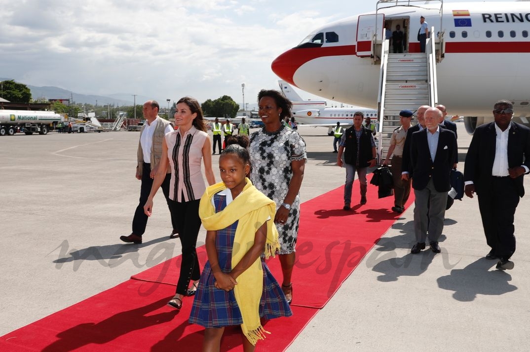 La Reina junto a la Primera Dama de la República de Haití, Martine Marie Étienne Joseph, a su llegada al aeropuerto internacional de Puerto Príncipe © Casa S.M. El Rey
