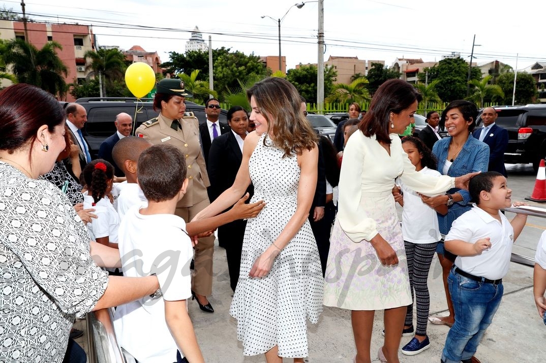 Doña Letizia y la Primera Dama a su llegada al Centro de Atención Integral para la Discapacidad, recorren un pasillo flanqueado por niños del Centro © Casa S.M. El Rey