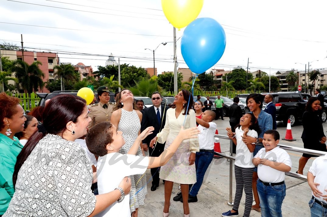 Doña Letizia y la Primera Dama a su llegada al Centro de Atención Integral para la Discapacidad, recorren un pasillo flanqueado por niños del Centro © Casa S.M. El Rey