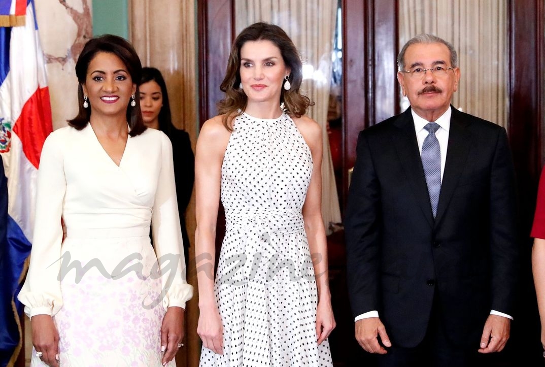 La Reina acompañada por el Presidente de la República Dominicana, Danilo Medina, y la Primera Dama, Cándida Montilla © Casa S.M. El Rey
