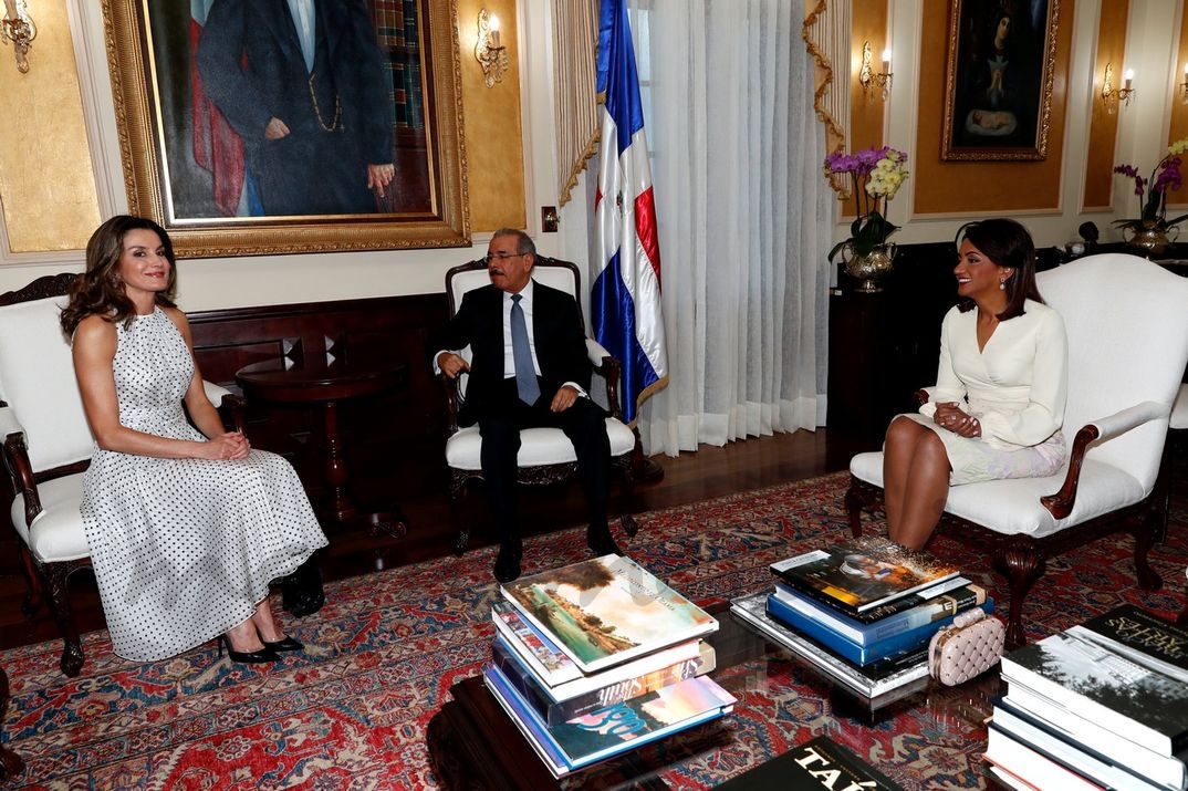 Doña Letizia acompañada por el Presidente de la República Dominicana, Danilo Medina, y la primera Dama, Cándida Montilla, durante el encuentro mantenido en el Palacio Presidencial © Casa S.M. El Rey