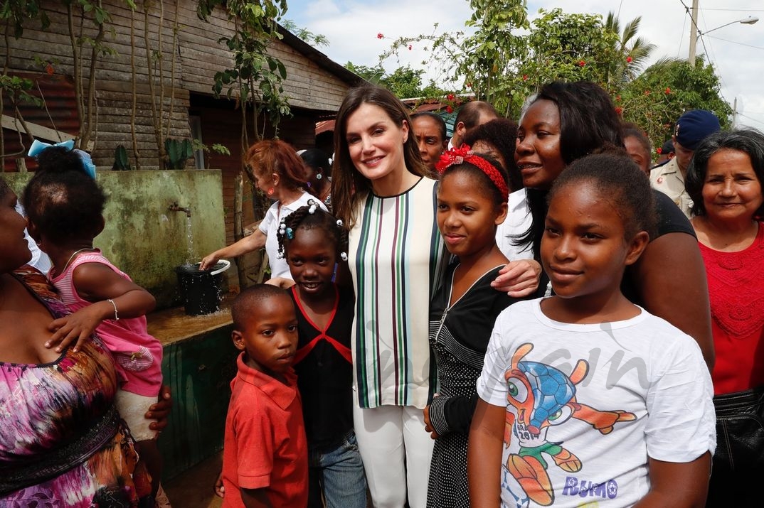 La Reina con varios niños de Monte Plata © Casa S.M. El Rey