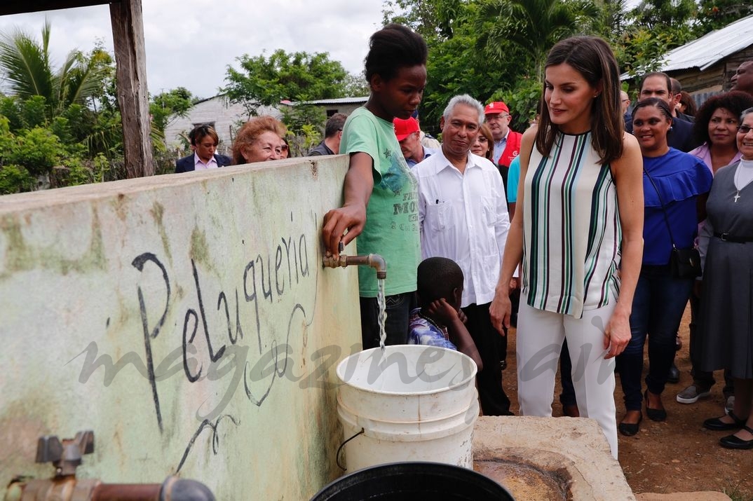 Doña Letizia a su paso por una de las fuentes durante su recorrido por la zona de Monte Plata © Casa S.M. El Rey