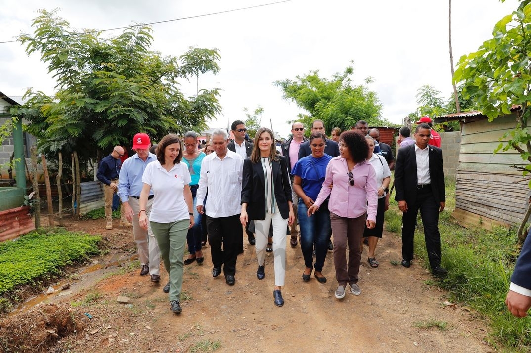 La Reina durante su visita a los proyectos de distribución de agua que se están realizando en Monte Plata © Casa S.M. El Rey