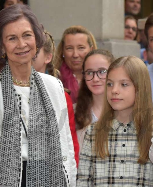 La reina Letizia, la reina Sofía, la princesa Leonor y la infanta Sofía: «tarde de chicas» en el teatro