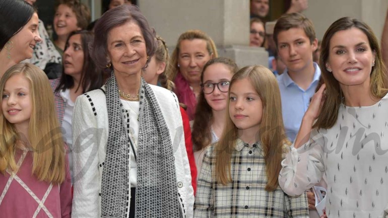 La reina Letizia, la reina Sofía, la princesa Leonor y la infanta Sofía: «tarde de chicas» en el teatro