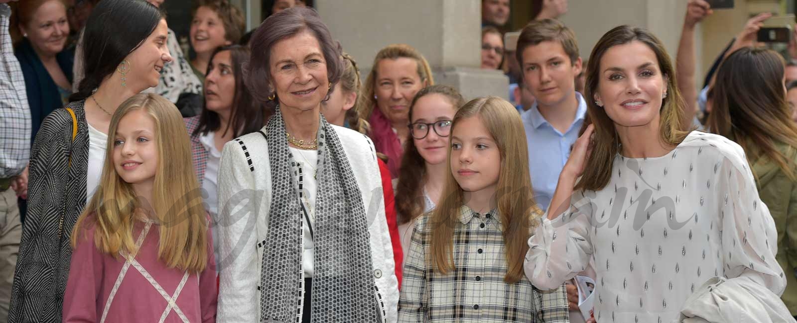 La reina Letizia, la reina Sofía, la princesa Leonor y la infanta Sofía: «tarde de chicas» en el teatro