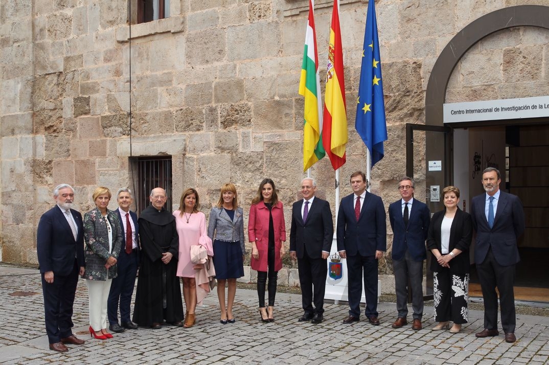 La Reina con las autoridades asistentes al acto frente al Centro Internacional de Investigación de la Lengua Española © Casa S.M. El Rey