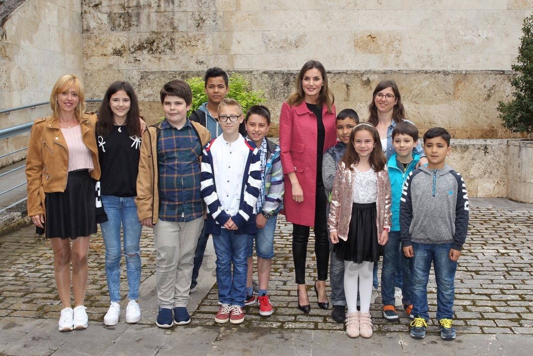 Doña Letizia con los niños en el Monasterio de San Millán de la Cogolla © Casa S.M. El Rey