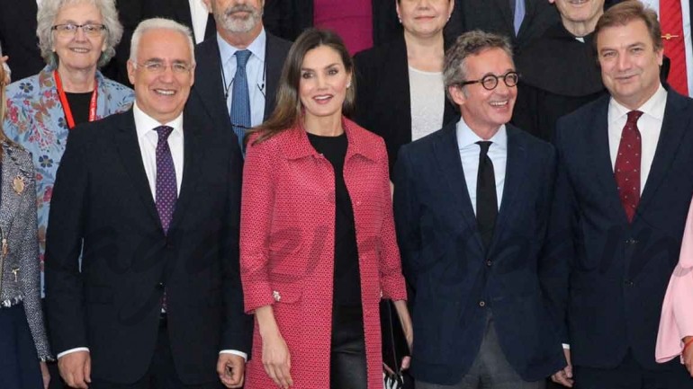 La reina Letizia tiene el abrigo perfecto para esta primavera lluviosa