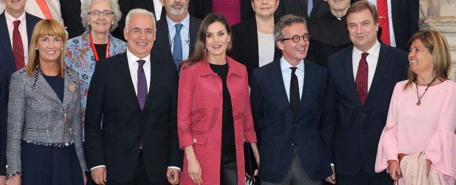 La reina Letizia tiene el abrigo perfecto para esta primavera lluviosa