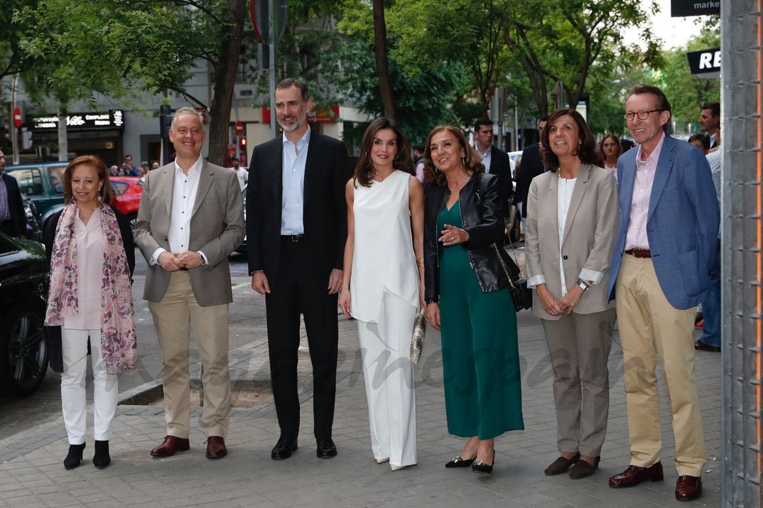 Los Reyes junto a la secretaria de Estado de Investiagaicón, Desarrollo e Innovación, Carmen Vela y las personas que les esperaban a su llegada © Casa S.M. El Rey