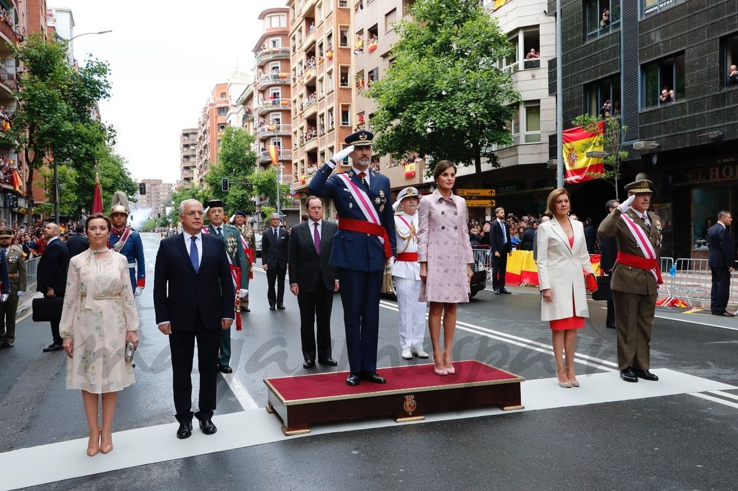 Los Reyes reciben honores a su llegada al acto © Casa S.M. El Rey