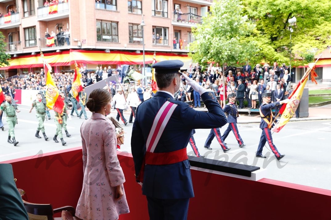 Los Reyes al paso de la Bandera y los Estandartes Nacionales © Casa S.M. El Rey