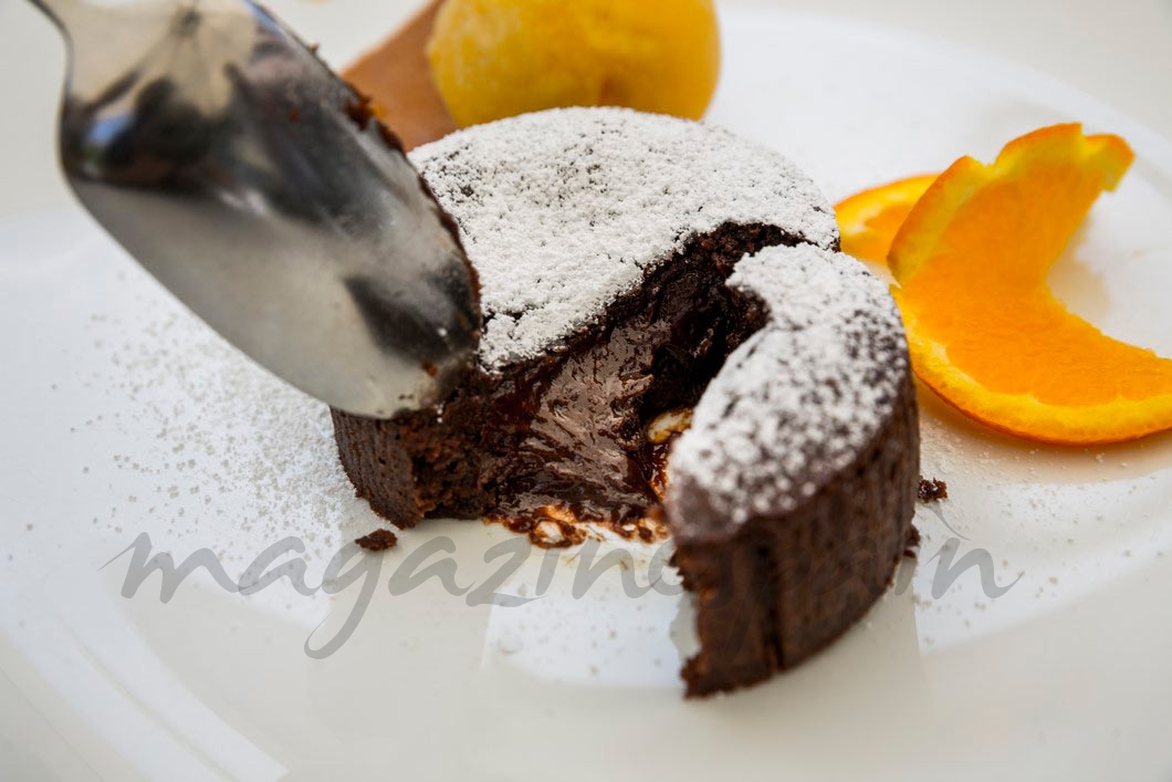 Coulant de chocolate amargo 70%, sorbete de maracuya y teja de naranja