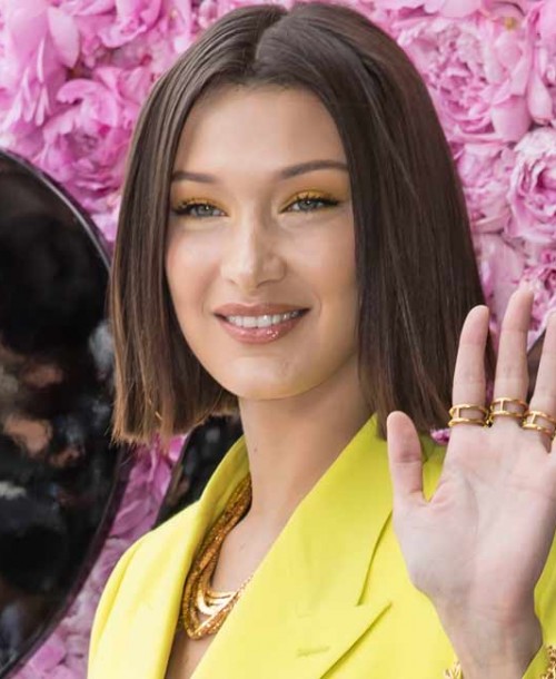 Bella Hadid se deja seducir por el color del verano: el amarillo neón