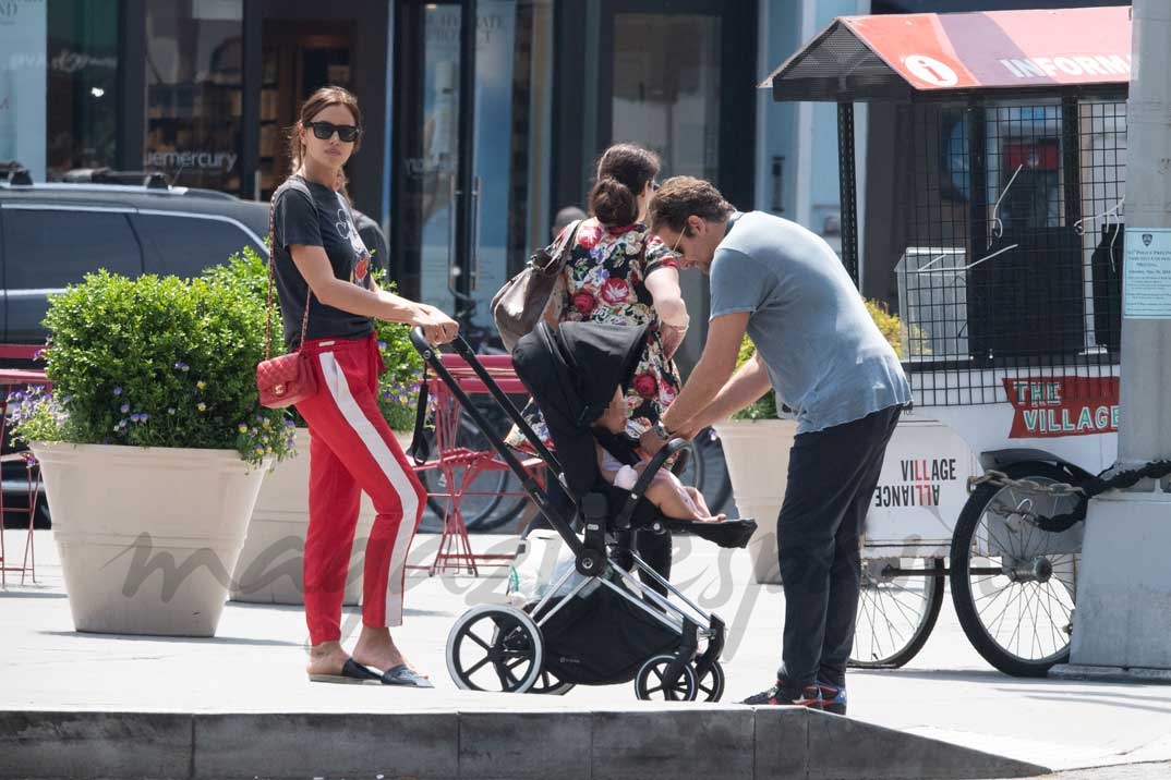 Irina Shayk y Bradley Cooper con su hija Lea