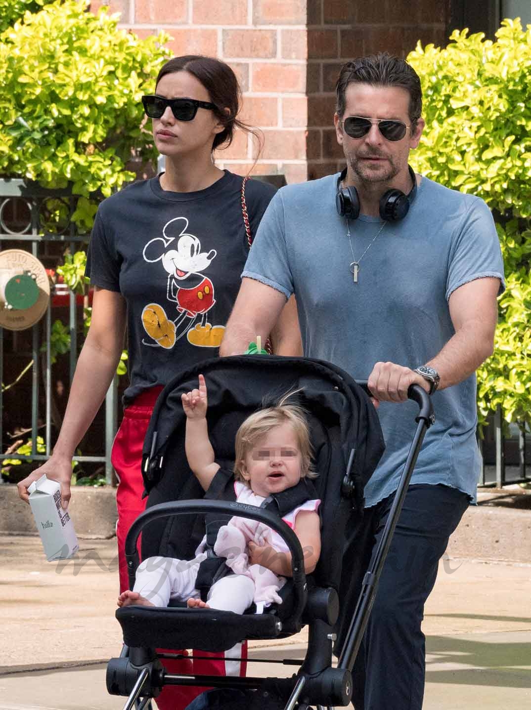 Irina Shayk y Bradley Cooper con su hija Lea