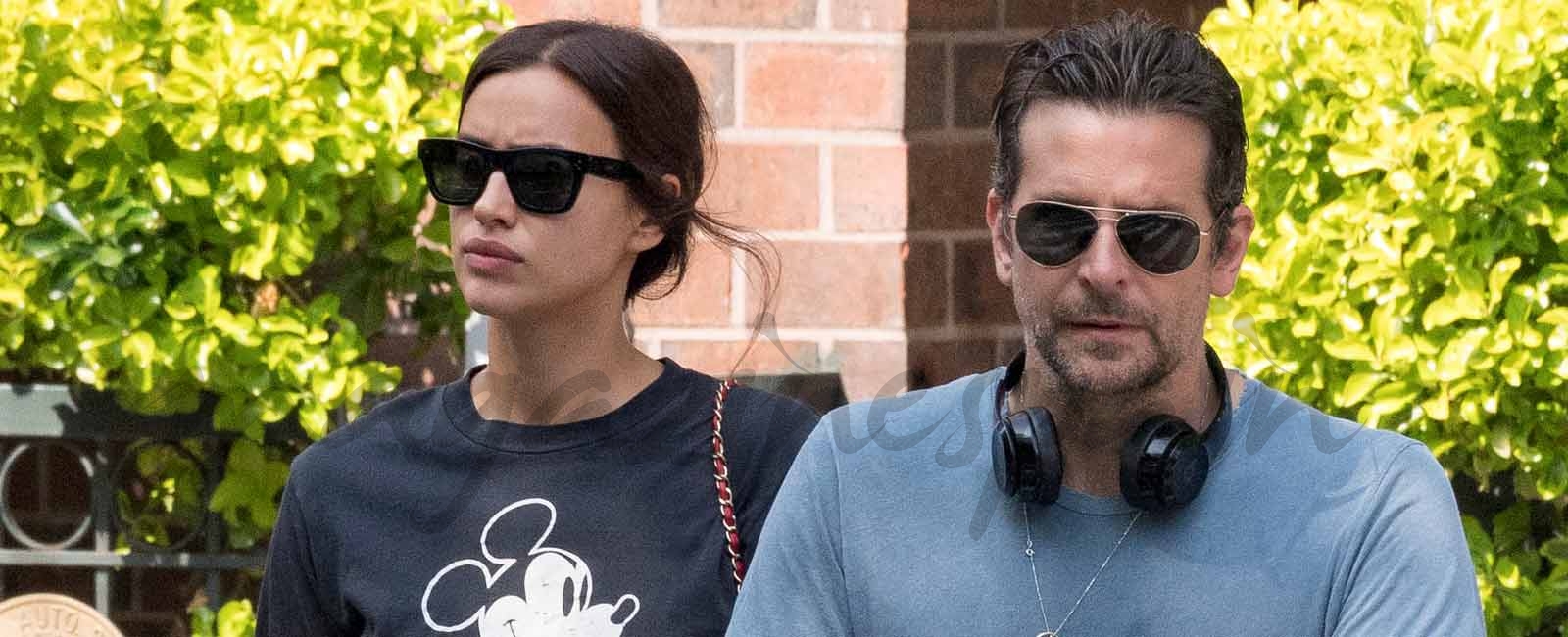 Irina Shayk y Bradley Cooper, de paseo con la pequeña Lea