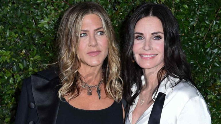 Courteney Cox le ha pedido a Jennifer Aniston que sea su dama de honor