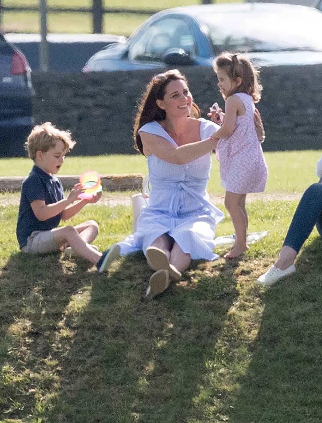 Kate Middleton con sus hijos George y Charlotte