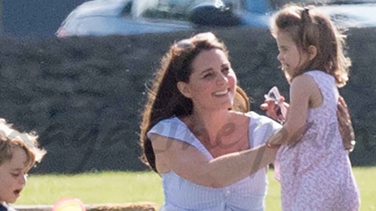 Un día en el polo con la duquesa de Cambridge, vestida de Zara, y sus hijos