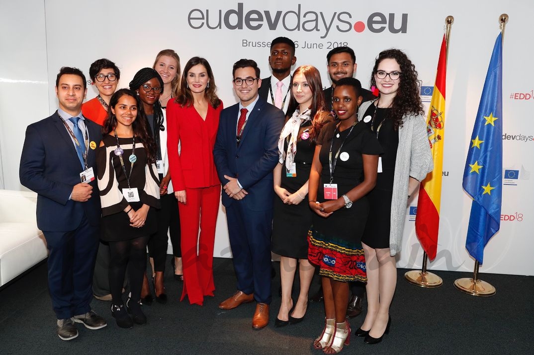 La Reina junto a los Jóvenes Líderes del Desarrollo © Casa S.M. El Rey