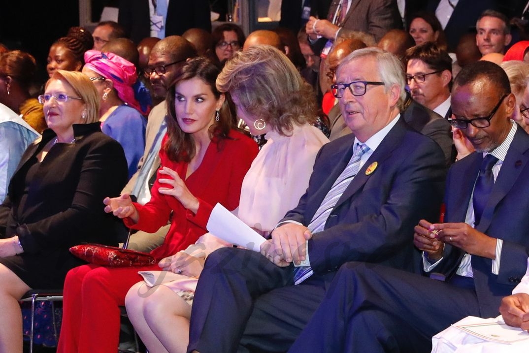 La reina Letizia y la reina Matilde de Bélgica conversan momentos antes del comienzo del acto © Casa S.M. El Rey