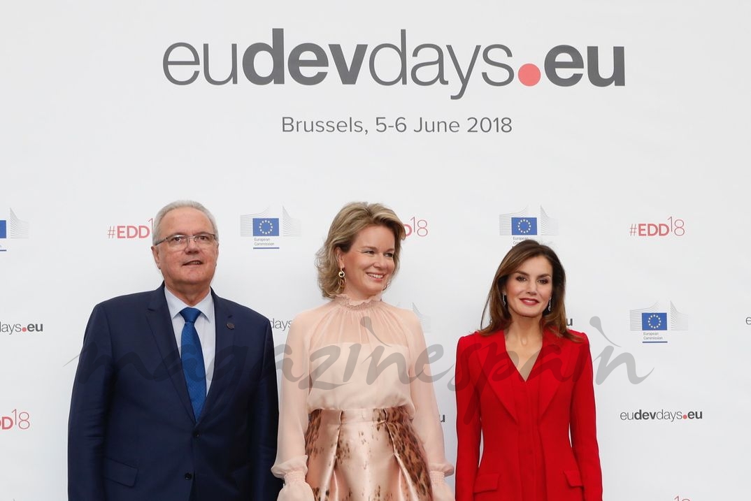 La reina Letizia y la reina Matilde de Bélgica junto al comisario europeo de Cooperación Internacional y Desarrollo, Neven Mimica © Casa S.M. El Rey