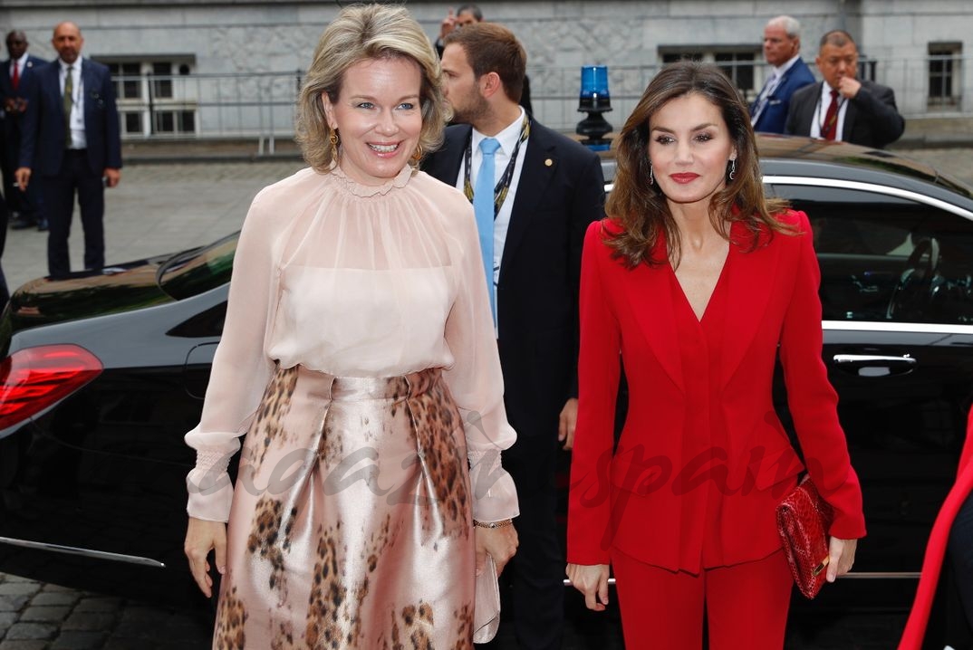 La reina Letizia y la reina Matilde de Bélgica a su llegada al auditorio © Casa S.M. El Rey