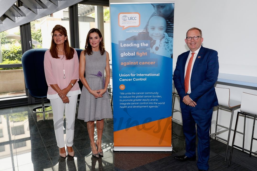 La Reina tras la reunión de trabajo de la UICC junto a las autoridades © Casa S.M. El Rey