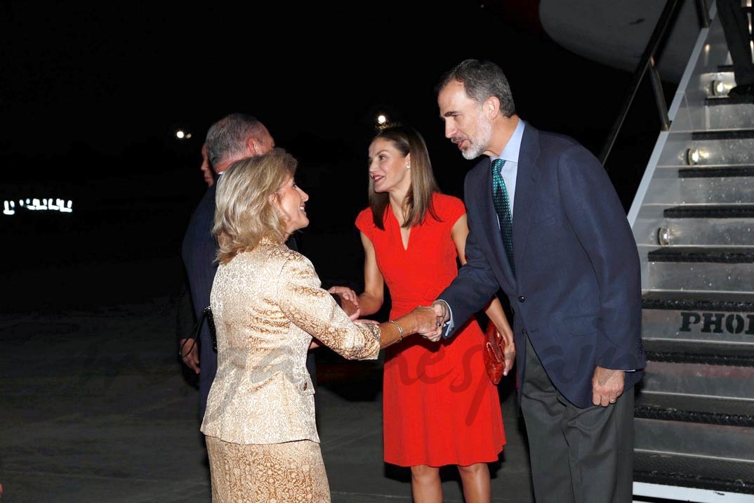 Los Reyes son recibidos por el Gobernador del Estado de Luisiana, John Bel Edwards, y su esposa, Donna Edwards, a su llegada al Aeropuerto Internacional de Nueva Orleans © Casa S.M. El Rey