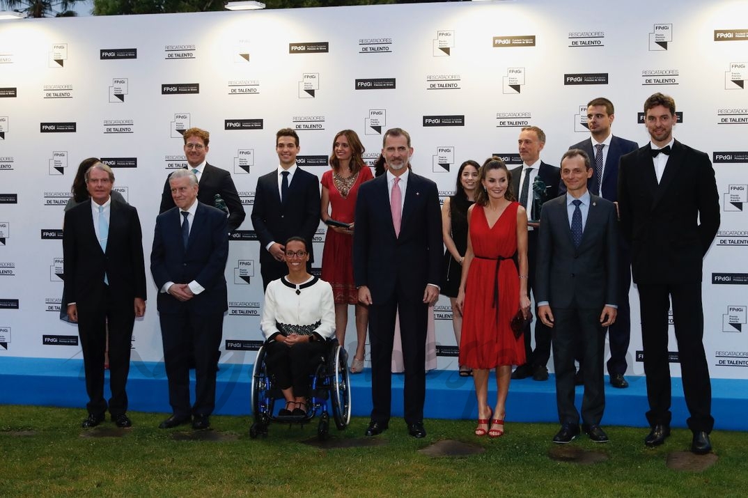 Los Reyes junto a los premiados, autoridades y participantes en el diálogo inaugural © Casa S.M.El Rey