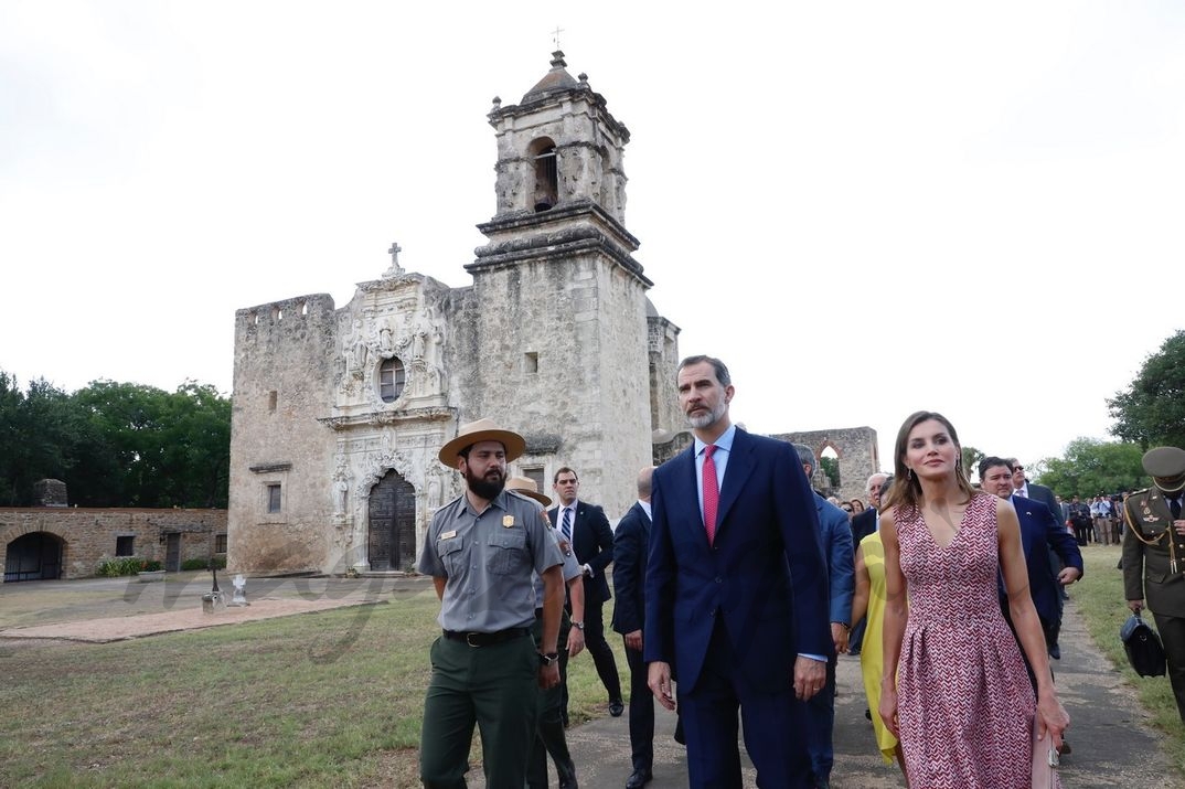 Los Reyes durante su recorrido por la Misión de San José © Casa S.M. El Rey