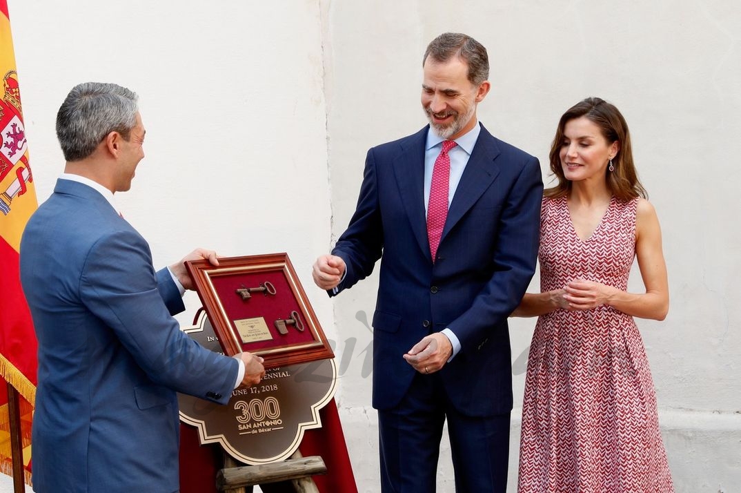 El alcalde de San Antonio entrega al Rey la primera edición de la llave de las Misiones de San Antonio, tras su declaración, por la UNESCO, como Patrimonio de la Humanidad © Casa S.M. El Rey