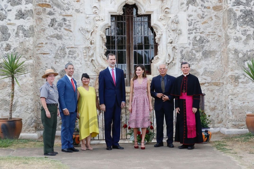 Fotografía de grupo en la ventana de Rosa de la iglesia de la Misión de San José © Casa S.M. El Rey