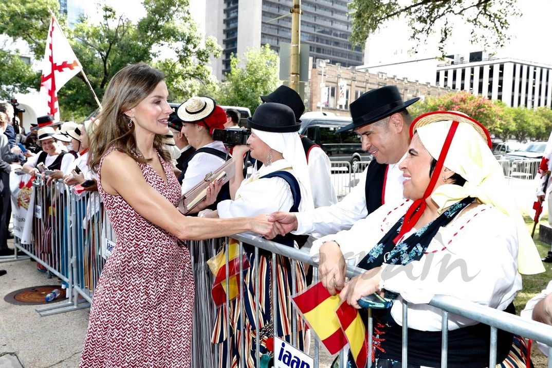 Doña Letizia es saludada por algunos vecinos de San Antonio a su salida del Palacio del Gobernador de España © Casa S.M. El Rey
