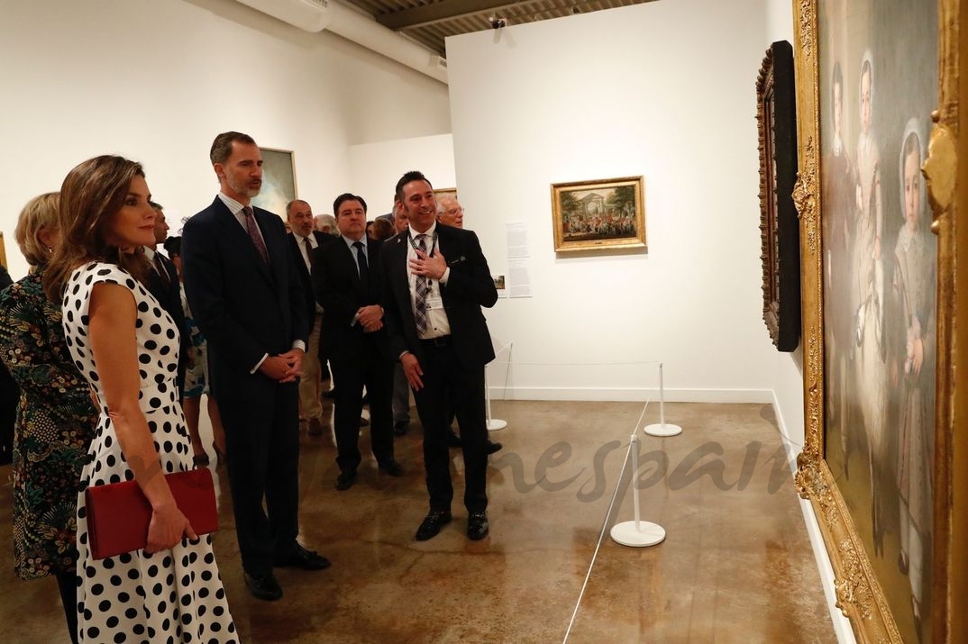 Don Felipe y Doña Letizia observan una de las obras expuestas en la exposición © Casa S.M. El Rey