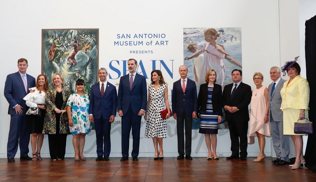 Los Reyes acompañados por las autoridades asistentes al acto del Museo de Arte de San Antonio © Casa S.M. El Rey