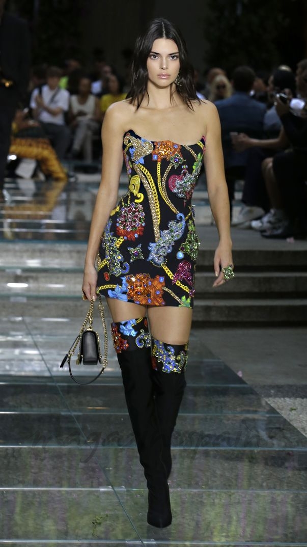 Kendall Jenner - Milan Men Fashion Week: Versace Primavera Verano 2018-2019