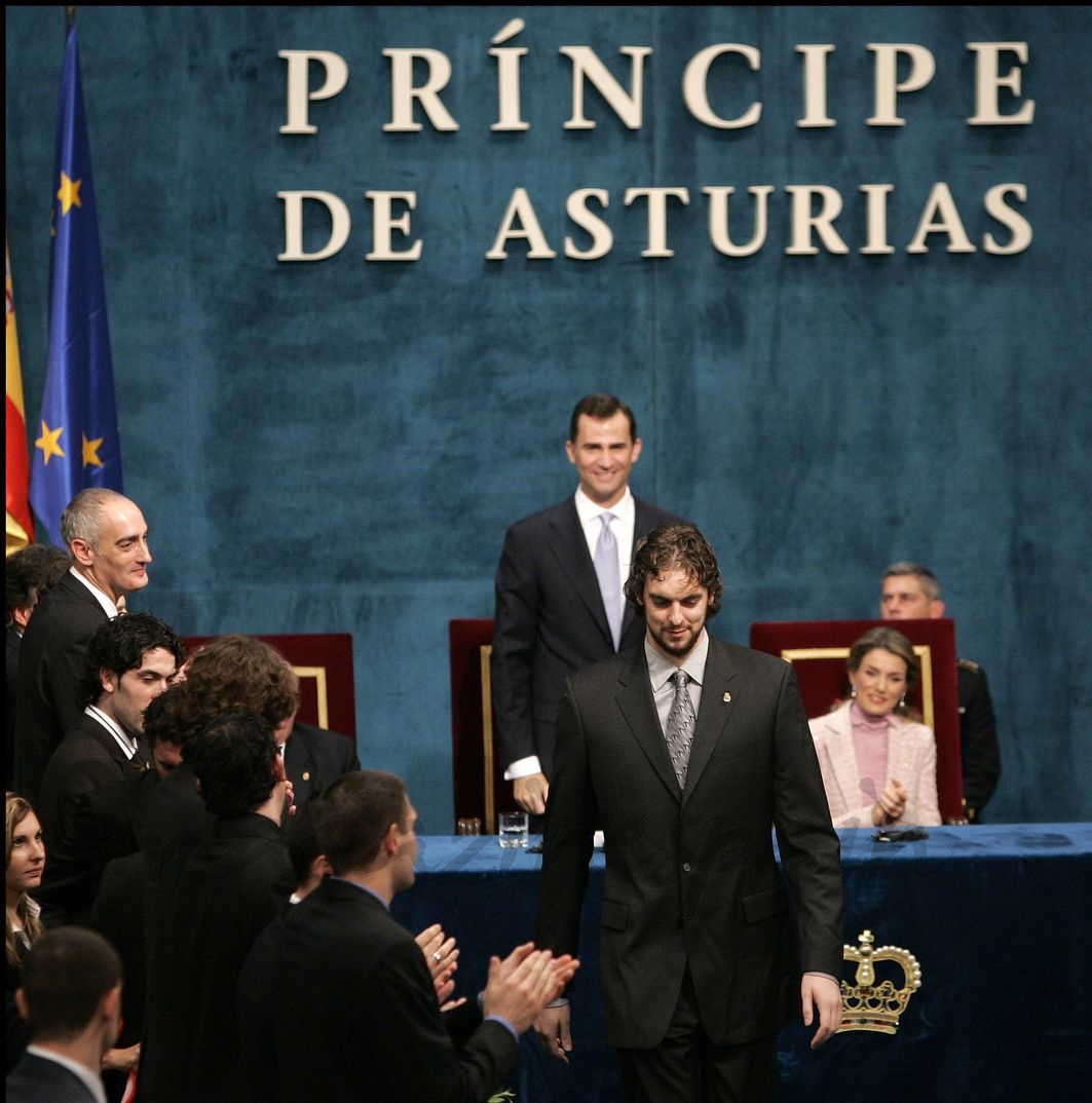 Pau Gasol recibe el Premio Príncipe de Asturias al Deporte en 2006 como capitán de la selección española de baloncesto