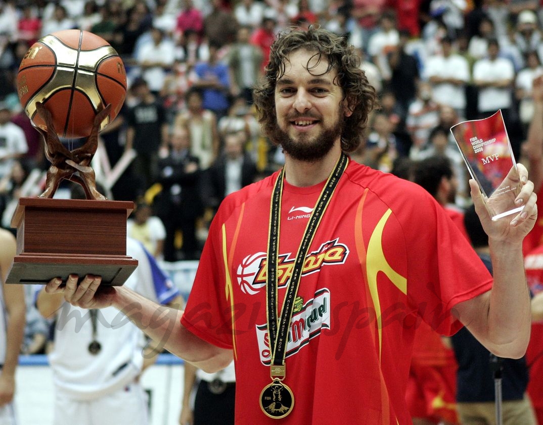 Pau Gasol - Final del Mundial de Baloncesto - Japón - Recibe el trofeo MVP al mejor jugador del mundial - 2006