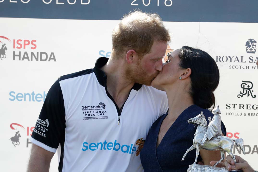 Beso-Harry-y-Meghan