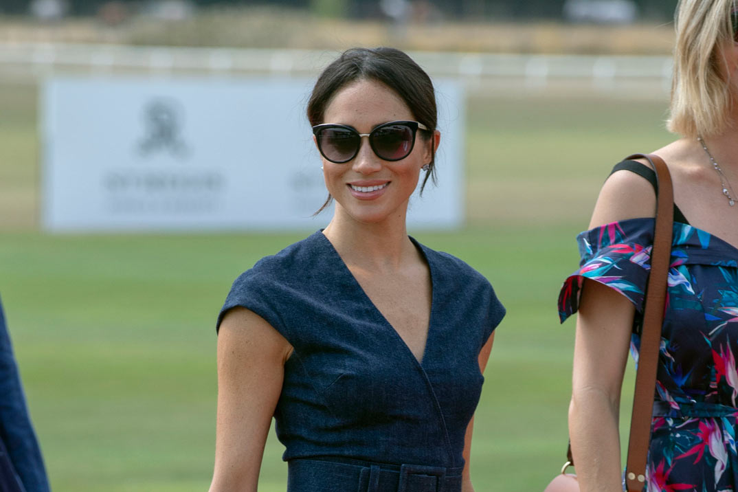 Meghan Markle sorprende con un look “denim” en Sentebale Polo 2018