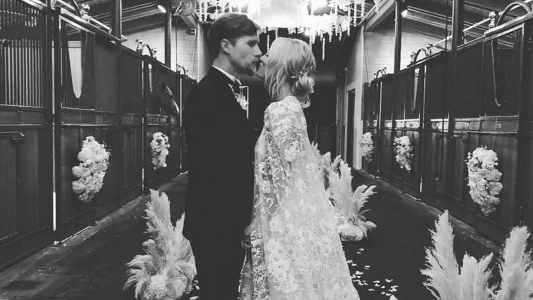 La romántica boda, en un establo, de Kaley Cuoco con el multimillonario Karl Cook